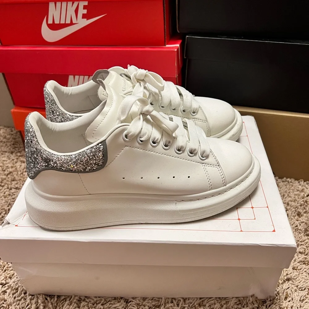 Alexander McQueen White Chunky Sneakers with Magenta and Black Laces Size 10 - Alexander McQueen Oversized Sneaker White  main image 2